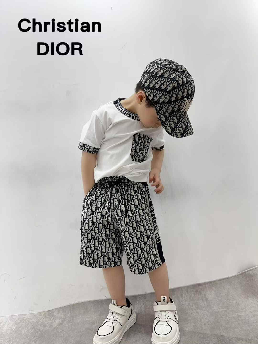Fendi
Loewe
Dior
Gucci
D&G 


3-6m，6-12m，12-18m，2-3y，3-4y，4-5y，5-6y，7-8y，9-10y，11-12y。

110 aed

Zain151
♥️♥️♥️