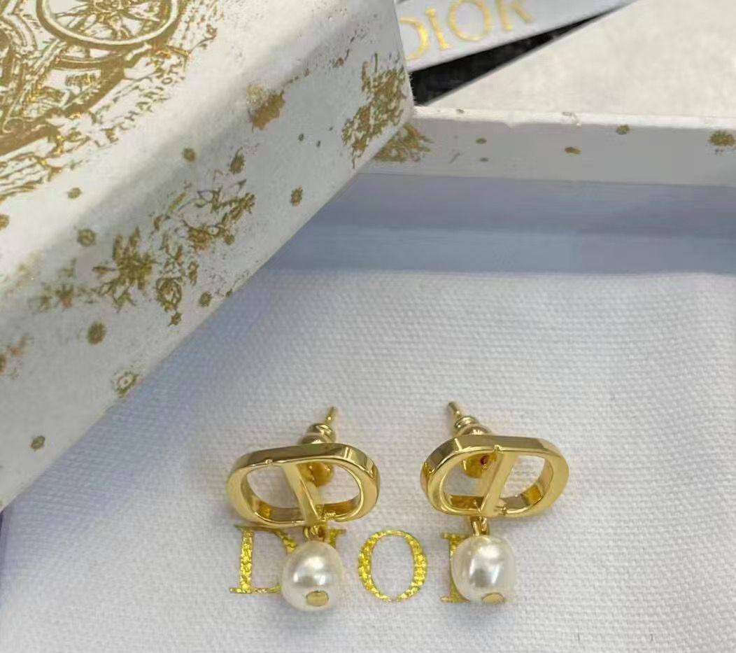 Dior ❤️‍🔥*
Necklace 🦋
Earring🍁
Master quality 💯
With normal boxes 🗃️ 
And paper bag 🛍️
80 dhs🪙🌨️
With master box 📦 
90 dhs🪙🌨️

Zain216
♥️♥️♥️