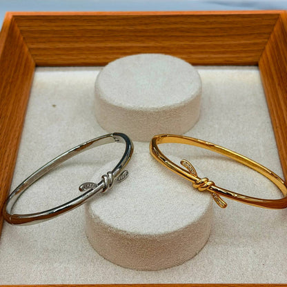 Bangle ❤️‍🔥*
good quality 💯
With black boxes 🗃️ 
20 dhs💓
With normal boxes 📦 
And paper bag🛍️
30 dhs💓

Zain216
♥️♥️♥️