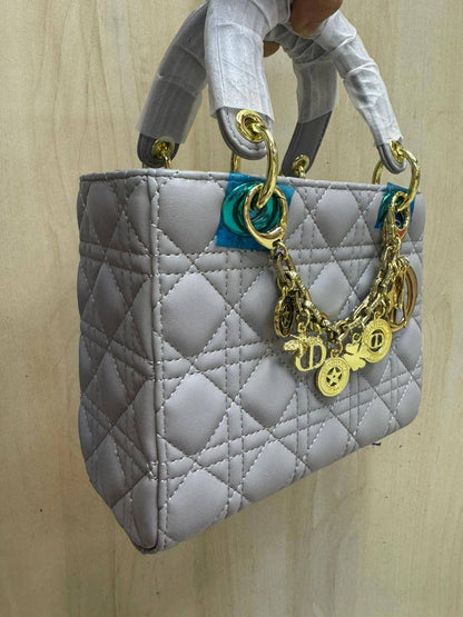 💎 Lady  Dior 
1️⃣ First Quality +🎁
Size: 20 * 17 cm
110 dhs💓
with Box🎁

Zain115
♥️♥️♥️