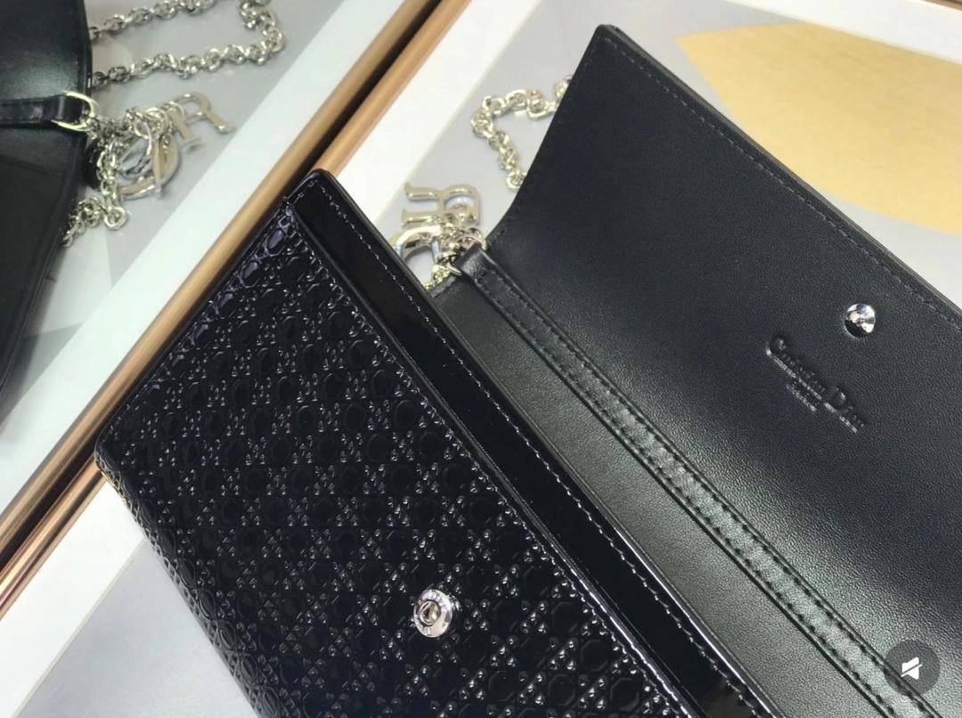 Dior 
100 dhs🇦🇪🇦🇪
with box
size 21cm

Zain42
♥️♥️♥️