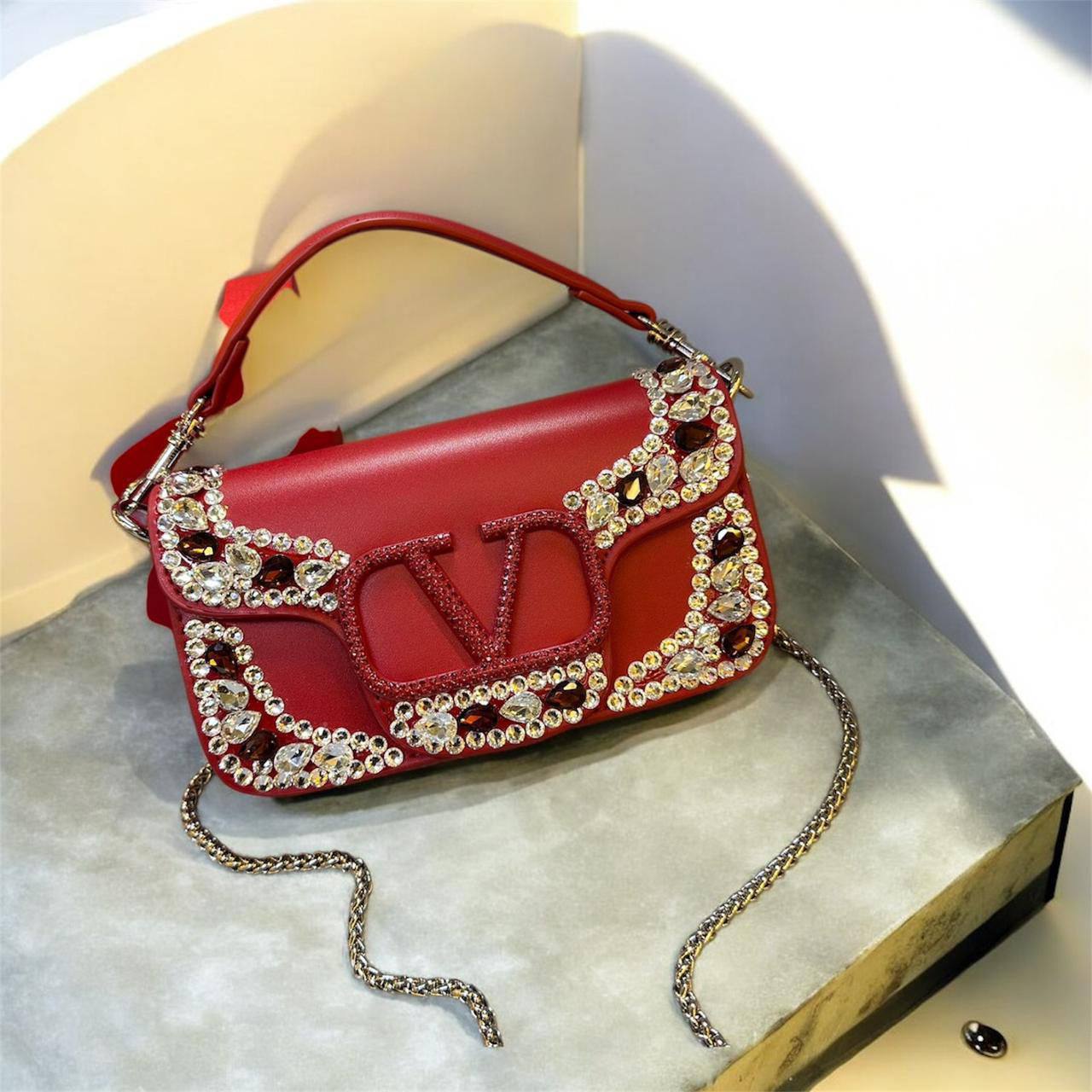VALENTINO 

COPY ONE NEW CAME 
WITH BOX 
🎁🎁🎁

140 dhs🪙🌨️

Zain39
♥️♥️♥️