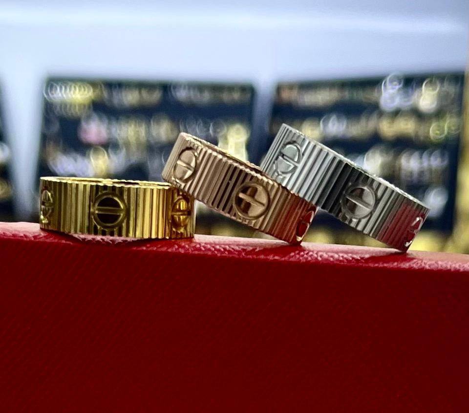 Cartier 🌊*
Ring 💍 size available 👇
6,7,8,9
Stainless steel 💯
With black boxes 🗃️ 
20 dhs🪙🌨️
With normal boxes 📦 
And paper bag🛍️
30 dhs🪙🌨️

Zain216
♥️♥️♥️