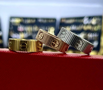 Cartier 🌊*
Ring 💍 size available 👇
6,7,8,9
Stainless steel 💯
With black boxes 🗃️ 
20 dhs🪙🌨️
With normal boxes 📦 
And paper bag🛍️
30 dhs🪙🌨️

Zain216
♥️♥️♥️