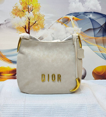 DIOR

Best quality 
without box
105 dhs🇦🇪🇦🇪

size 34CM

Zain290
♥️♥️♥️