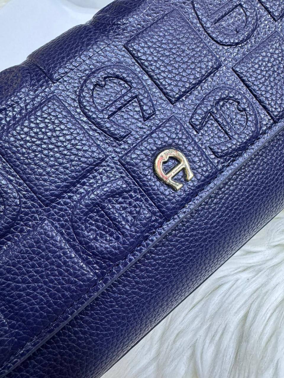 ❤️ Aignar  hobo
1️⃣ First quality +🎁
Size : 24 * 15 cm
95 dhs🪙🌨️
with box 🎁

Zain115
♥️♥️♥️