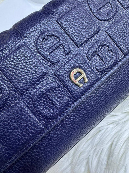 ❤️ Aignar  hobo
1️⃣ First quality +🎁
Size : 24 * 15 cm
95 dhs🪙🌨️
with box 🎁

Zain115
♥️♥️♥️