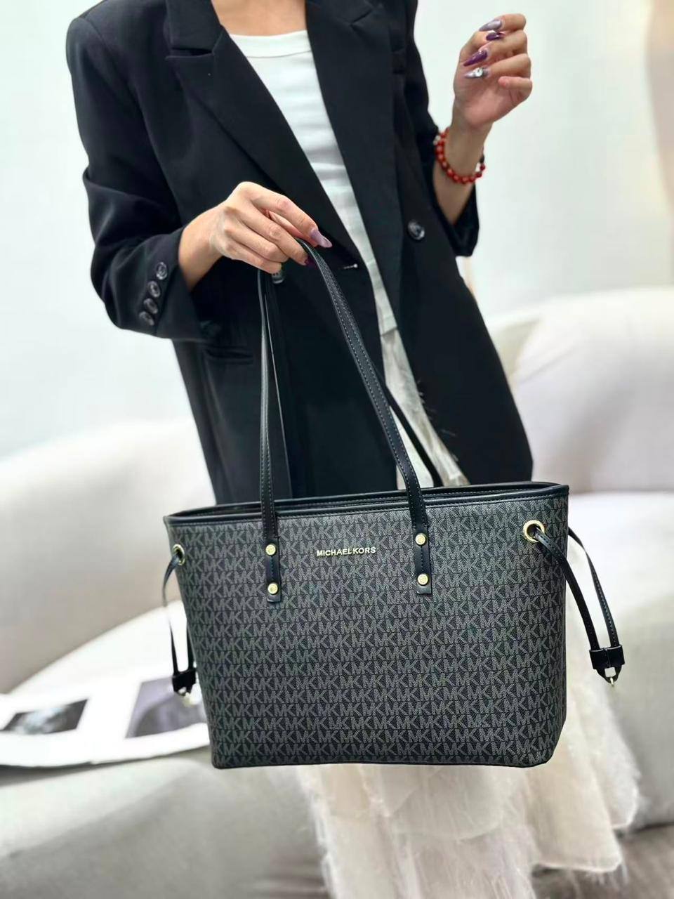 MK 
2 in 1

First quality 
Size : 36 * 14 * 26 cm

with pouch
100 dhs🇦🇪🇦🇪

Zain115
♥️♥️♥️