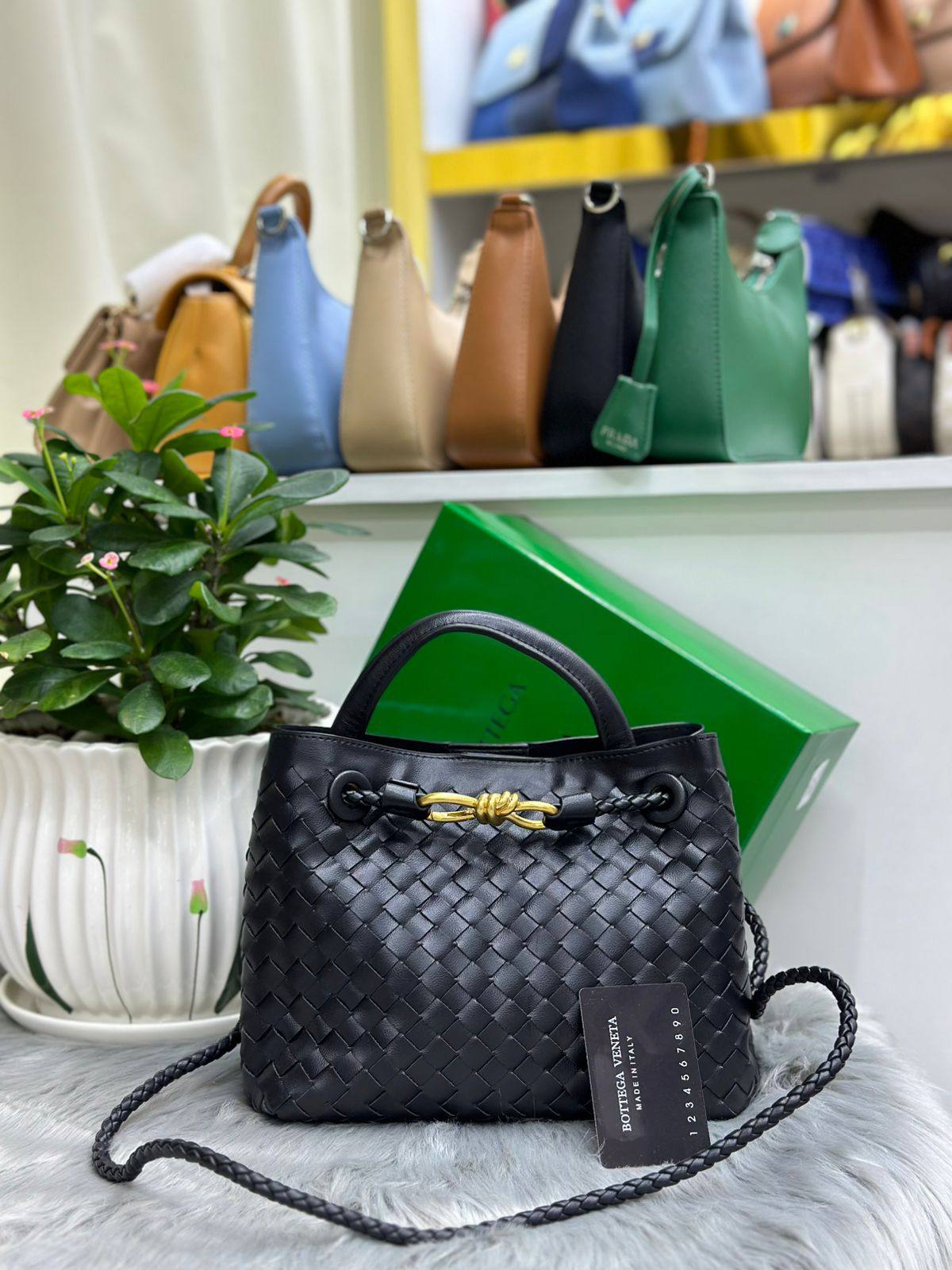BOTTEGA
SIZE  ………25CM 🥰
115 dhs🪙🌨️

with Box
🎁🎁🎁

Zain244
♥️♥️♥️