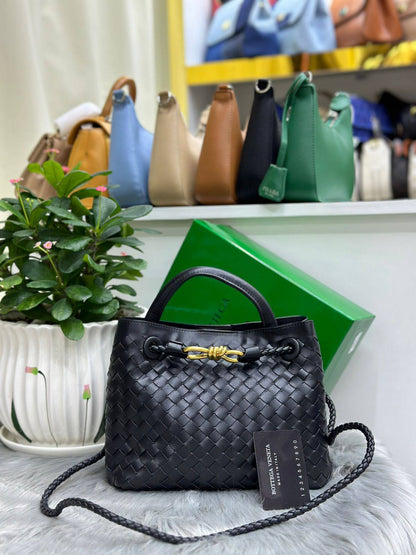 BOTTEGA
SIZE  ………25CM 🥰
115 dhs🪙🌨️

with Box
🎁🎁🎁

Zain244
♥️♥️♥️