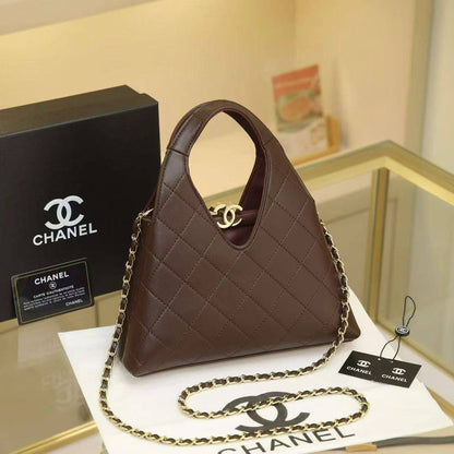 CHANEL 

SIZE  ……… 22CM 

135 dhs🇦🇪🇦🇪
Withbox 

Zain244
♥️♥️♥️