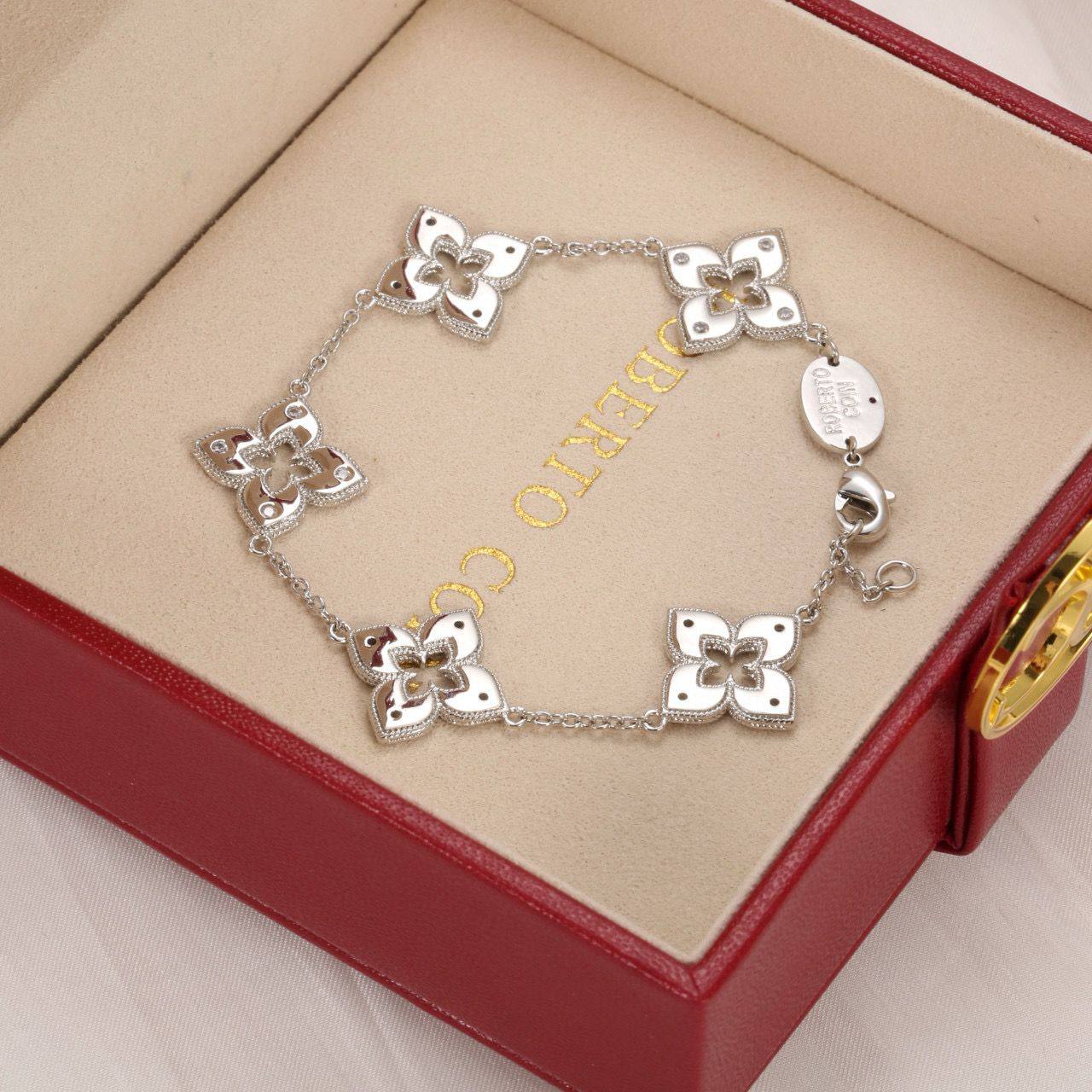ROBERTO COIN ❤️‍🔥*
Bracelet 🦋
Master quality 💯
With normal boxes 🗃️ 
70 dhs✅
With master box 📦 
135 dhs✅

Zain216
♥️♥️♥️