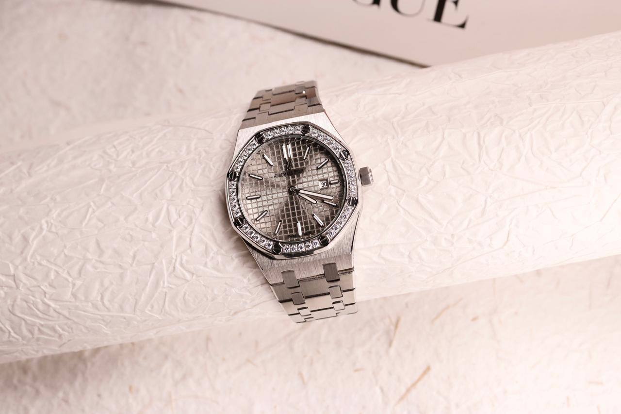 Ap watch 
For Ladies 

220 dhs🇦🇪🇦🇪

Zain33
♥️♥️♥️