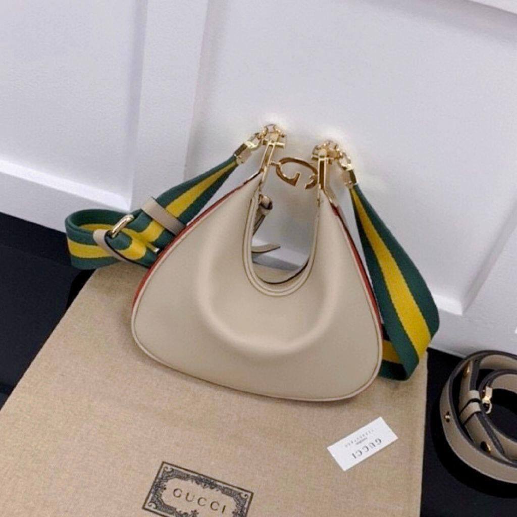 Gucci

24*18*4cm

With box
🎁🎁🎁

110 dhs✅

Zain17
♥️♥️♥️