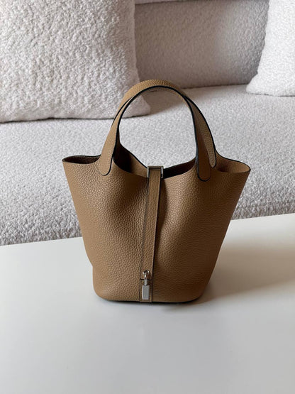 Hermes
picotin 18cm💥Master quality ✅

with box📦

340 dhs✅

Zain52
♥️♥️♥️