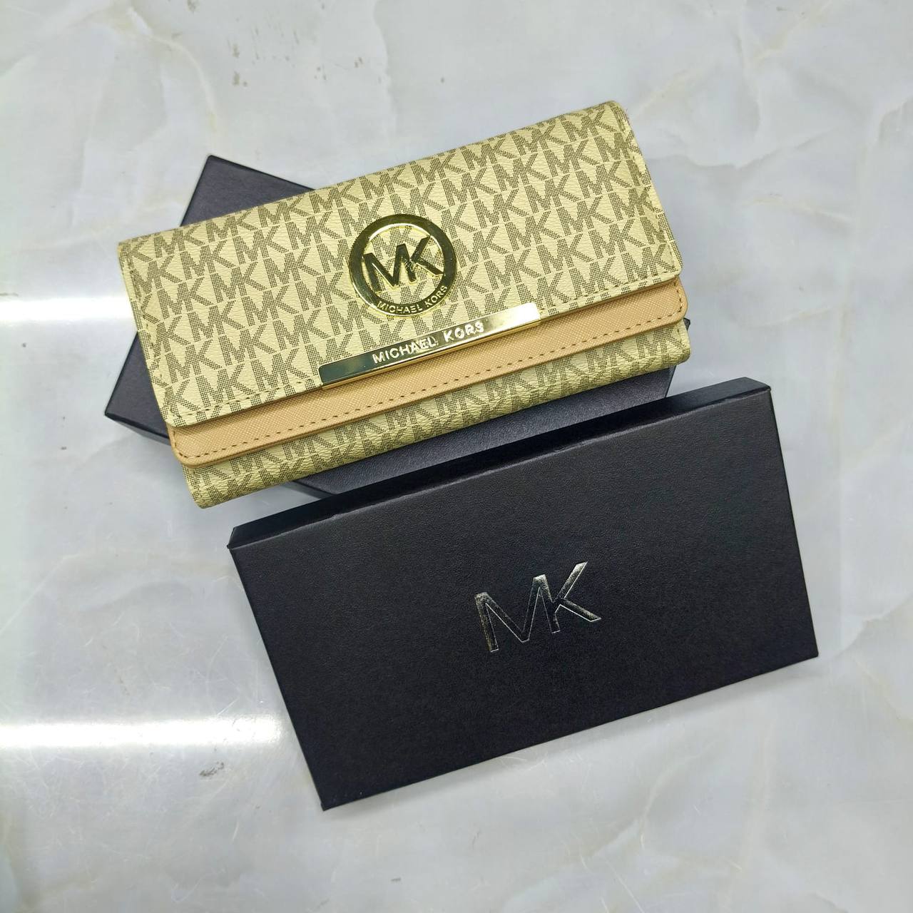𝗟𝗢𝗡𝗚 𝗧𝗥𝗜-𝗙𝗢𝗟𝗗 𝗪𝗔𝗟𝗟𝗘𝗧
ᴡɪᴛʜ BOX

40 dhs💓

Zain31
♥️♥️♥️