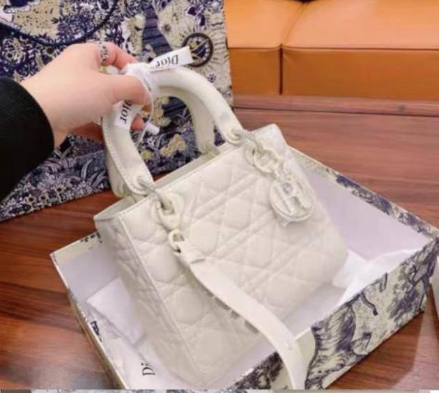 Dior
120 dhs🇦🇪

With Box
🎁🎁🎁

Zain50
♥️♥️♥️