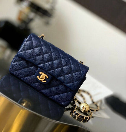 CHANEL 
GOOD QUALITY 
WITH BOX 
🎁🎁🎁

100 dhs✅
Size:22cm

Zain295
♥️♥️♥️