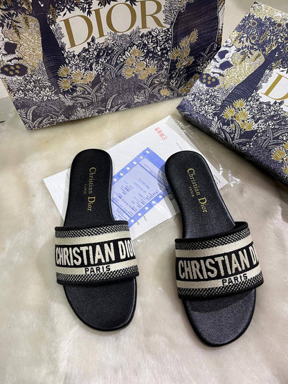 Dior slipper  
Size;36 to 42
85 dhs🪙🪙

Zain241
♥️♥️♥️
