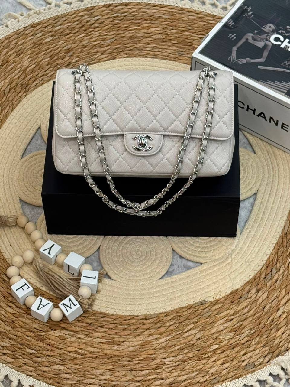 Chanel 
Master ❣️❣️
25Cm With Box 💼
Caviar Silver&Gold Hardware 
250 dhs🇦🇪🇦🇪

Zain131
♥️♥️♥️