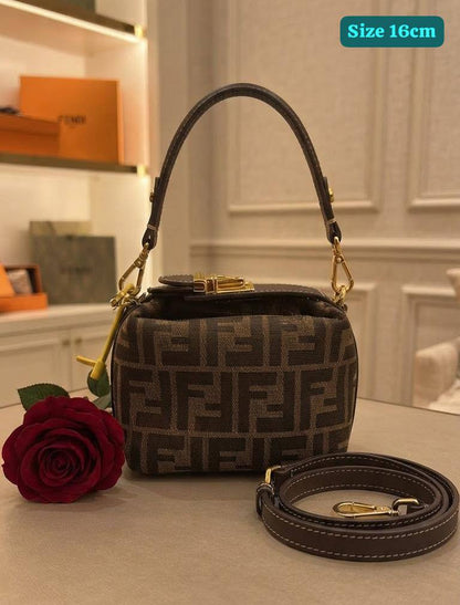 Fendi

Good quality 

with box 

95 dhs🇦🇪🇦🇪

Zain186
♥️♥️♥️
