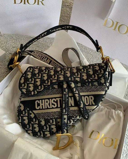 Dior
100 dhs✅
With box
🎁🎁🎁

Zain219
♥️♥️♥️