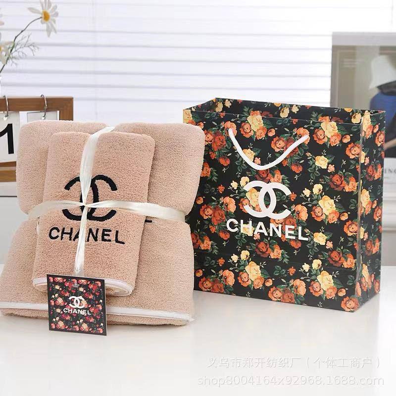 Towel one set
 with paper bag 
45 dhs💓

Zain295
♥️♥️♥️