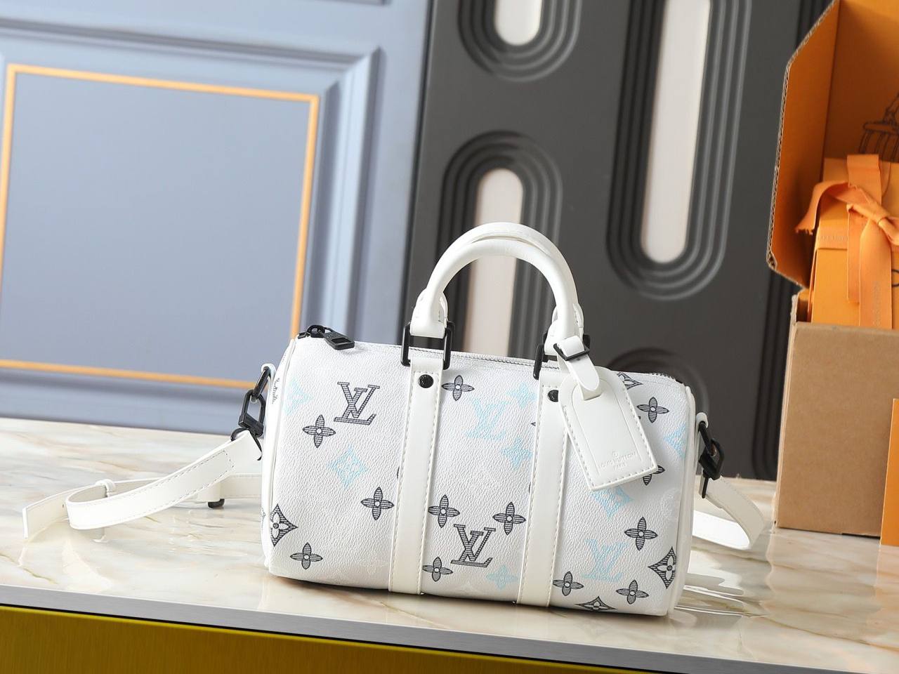 LV
Master
size:25×15×11 
240 dhs✅

Zain114
♥️♥️♥️