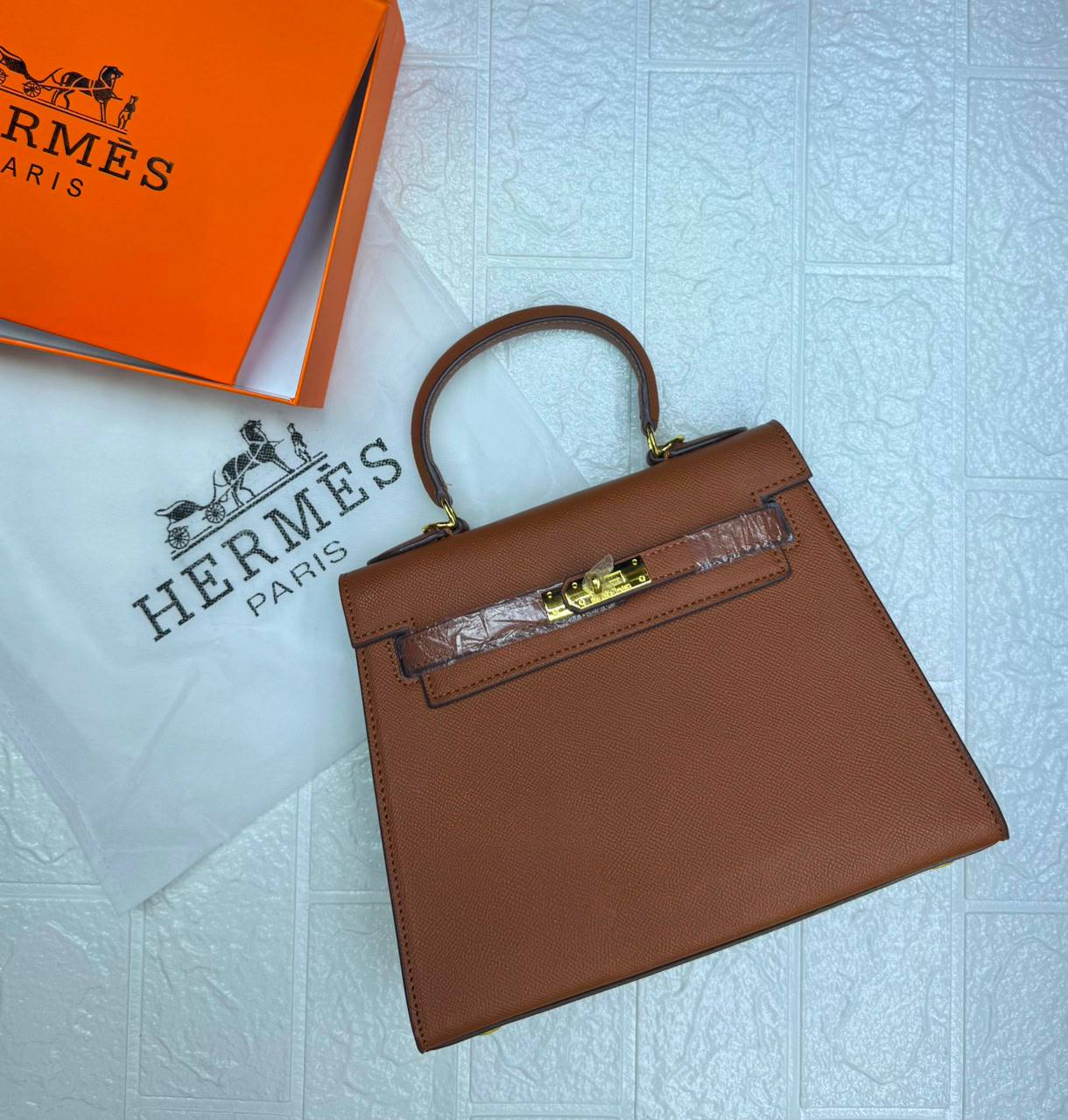 Hermes
105 dhs✅
Good  quality
Size:25cm

Zain74
♥️♥️♥️
