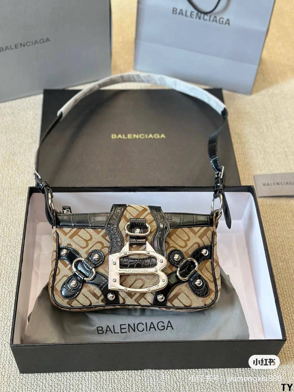 Balenciaga

27*16*7cm

With box
🎁🎁🎁

85 dhs✅

Zain17
♥️♥️♥️