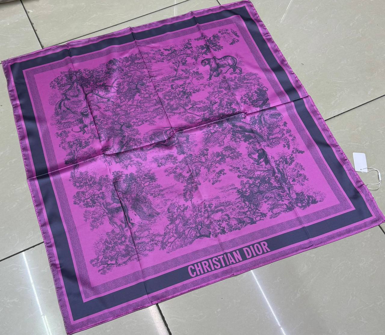 Silk square scarf 
40 dhs🪙💚

Zain93
♥️♥️♥️