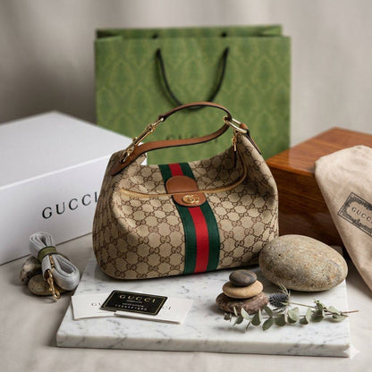 GUCCI Vanity Top Handle Bag
With the Green and Red Web stripe
With long Belt Strap
Gold Hardware
With BOX
Size: 27 cm

110 dhs🇦🇪🇦🇪

Zain239
♥️♥️♥️