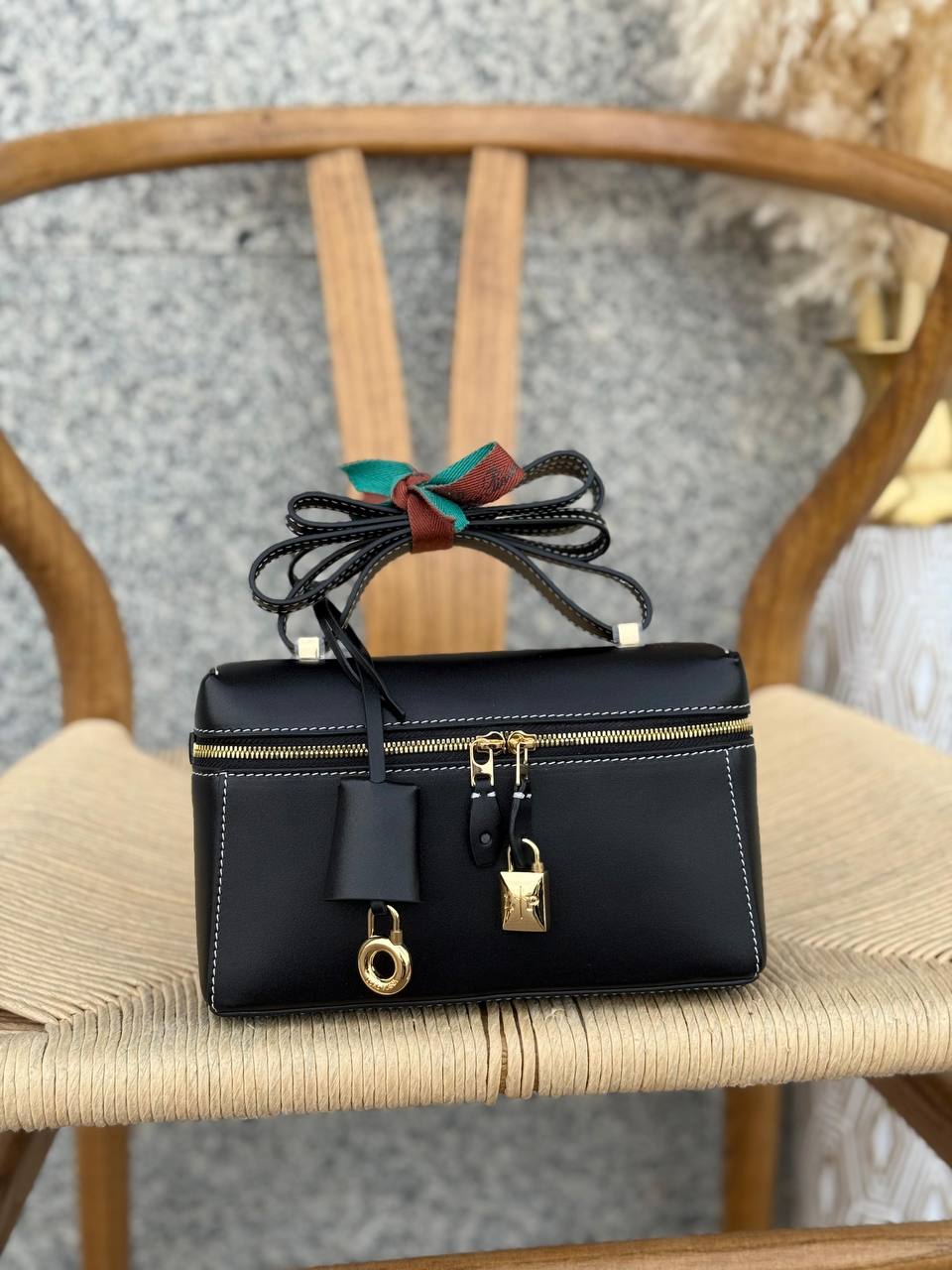 LORO PIAN
21cm
340 dhs✅
Top quality 
With box🎁

Zain167
♥️♥️♥️