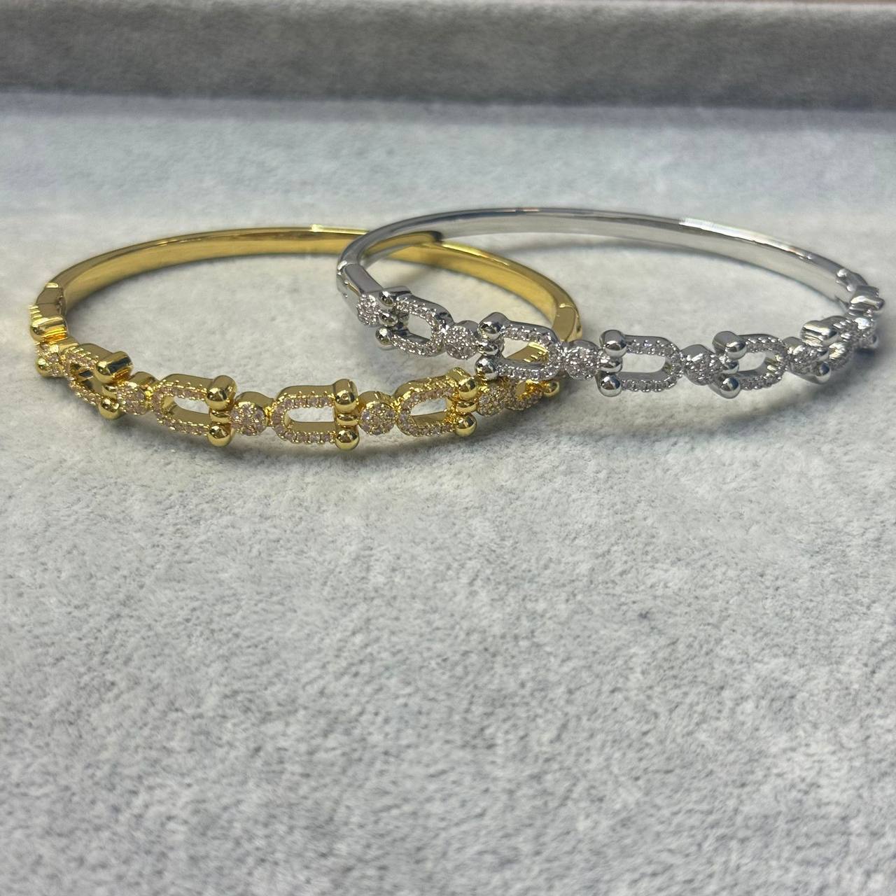VCA 
Bangle 🦋
Ring 💍 size available 👇
6,7,8,9
Master quality 💯
With normal boxes 📦 
125 dhs💓
With master box 📦 
145 dhs💓

Zain216
♥️♥️♥️