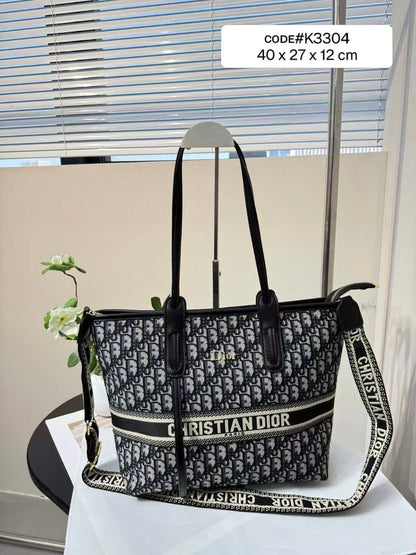 CHRISTIAN DIOR
sʜᴏᴜʟᴅᴇʀ ᴛᴏᴛᴇʙᴀɢ
ᴄᴀɴᴠᴀss & ʟᴇᴀᴛʜᴇʀ ᴍᴀᴛᴇʀɪᴀʟ
ᴡɪᴛʜ ʟᴏɴɢ ʙᴇʟᴛ sᴛʀᴀᴘ
sɪᴢᴇ: 40 cm

75 dhs❣️

Zain31
♥️♥️♥️