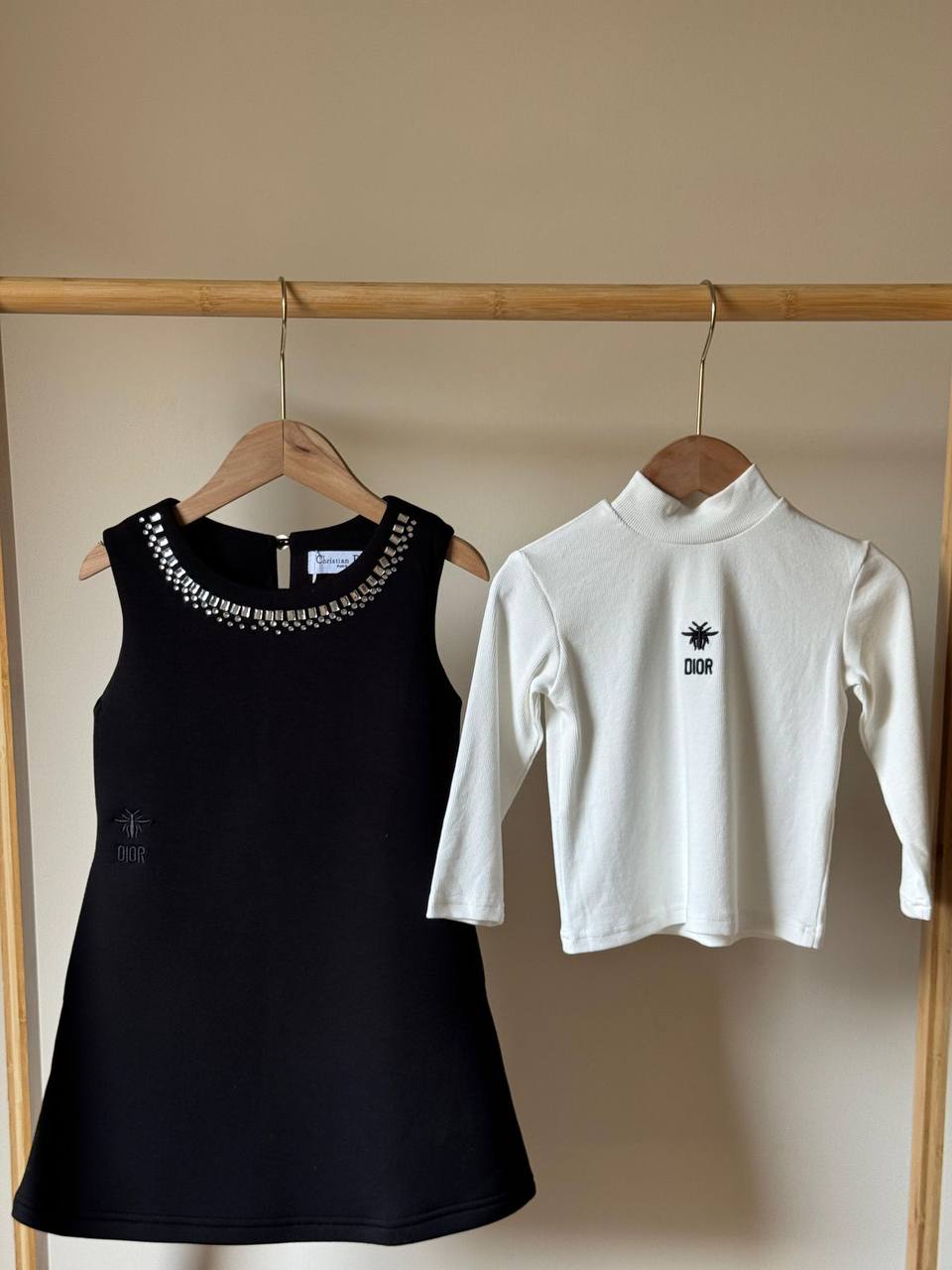 Dior
Super master quality 😍
Size:2/ 12years old
350 dhs🪙🌨️

Zain261
♥️♥️♥️