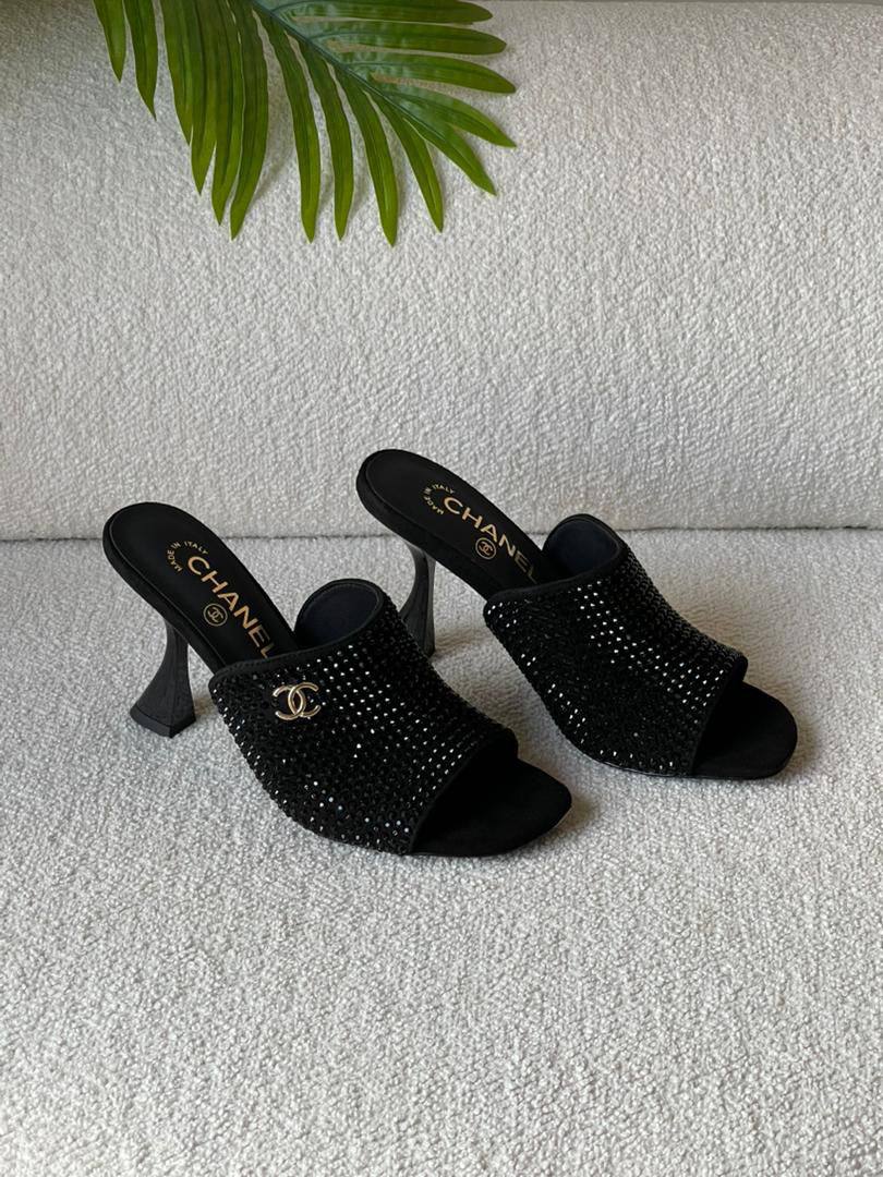 CHANEL 
SuperMaster Quality 💯
470 dhs❤️💚❤️💚
Size: 36-41💥

Zain171
♥️♥️♥️