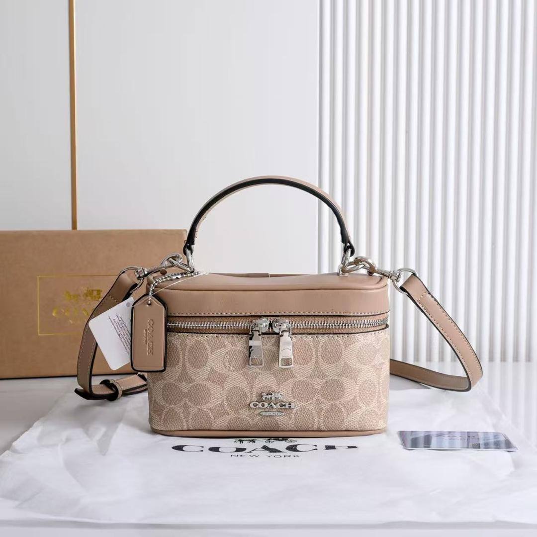 Coach
100 dhs🇦🇪🇦🇪
with box
size 18cm

Zain26
♥️♥️♥️