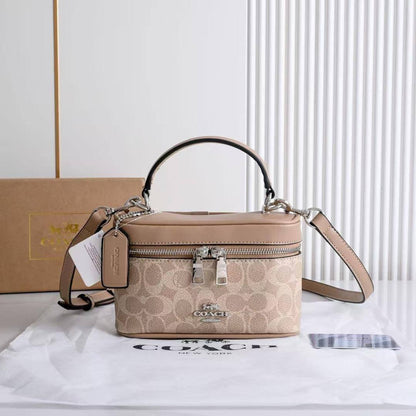 Coach
100 dhs🇦🇪🇦🇪
with box
size 18cm

Zain26
♥️♥️♥️