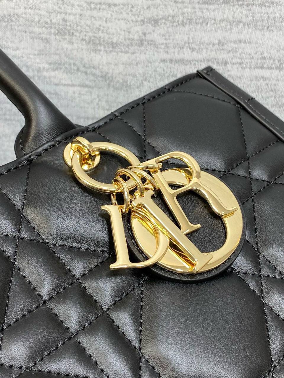 DIOR 
GOOD QUALITY
  MEDUIM SIZE 
90 dhs✅
36CM

Zain39
♥️♥️♥️