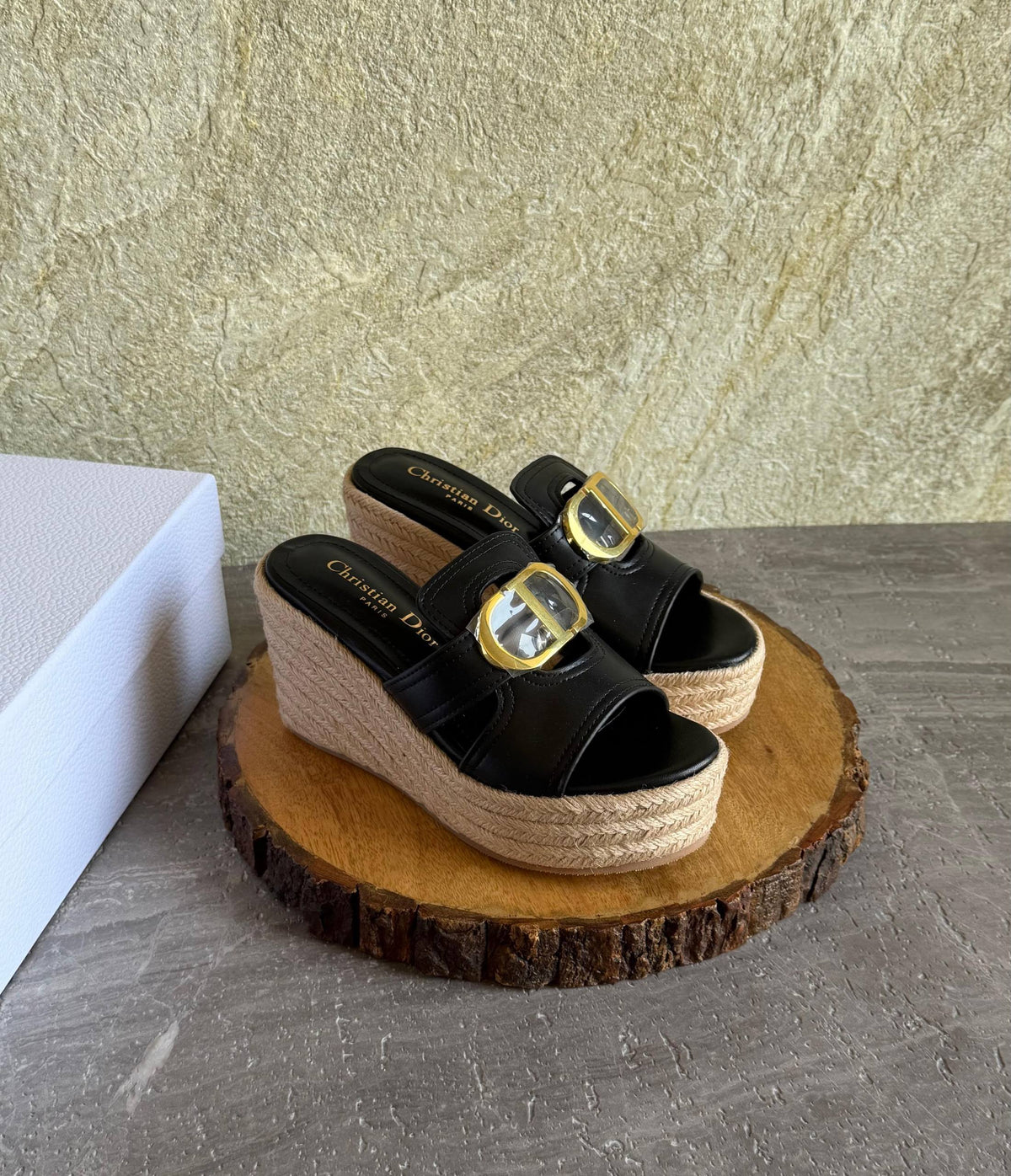DIOR 
SuperMaster Quality 💯
500 dhs🇦🇪🇦🇪

Size: 36-41💥

Zain171
♥️♥️♥️