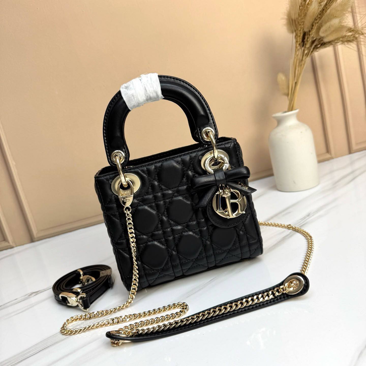 Dior 
Master✅✅
310 dhs🇦🇪🇦🇪
#17cm🥰🥰

Zain228
♥️♥️♥️
