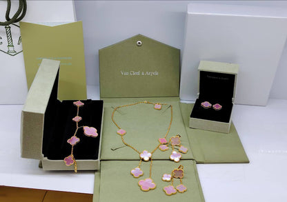 VCA SET❤️‍🔥*
Necklace 🦋
Earring🌸
Ring 💍 free size 
Bracelet 🐦‍🔥
Master quality 💯
With normal boxes 📦 
240 dhs🗽
With master box 🗃️ 
300 dhs🗽

Zain216
♥️♥️♥️