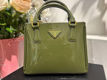 PRADA 

With box
🎁🎁🎁

75 dhs✅

Zain44
♥️♥️♥️