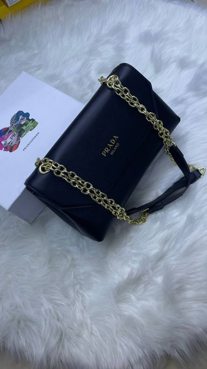 Prada 

110 dhs✅

with box🎁

Zain72
♥️♥️♥️