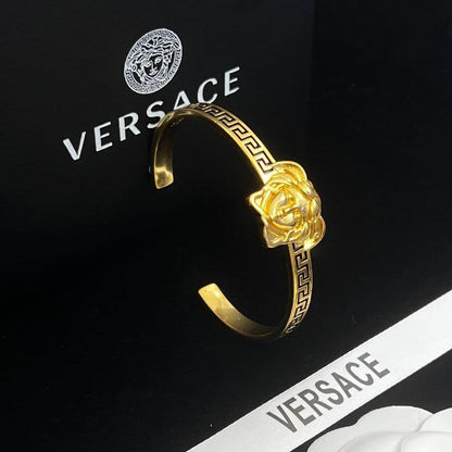 60 DHS✅
 VERSACE MASTER
✨💫⭐
BANGLE
💎
FREE SIZE  
WITH BOX AND PAPER BAG 🎁🛍️

Zain89
♥️♥️♥️