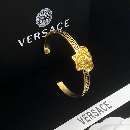 60 DHS✅
 VERSACE MASTER
✨💫⭐
BANGLE
💎
FREE SIZE  
WITH BOX AND PAPER BAG 🎁🛍️

Zain89
♥️♥️♥️