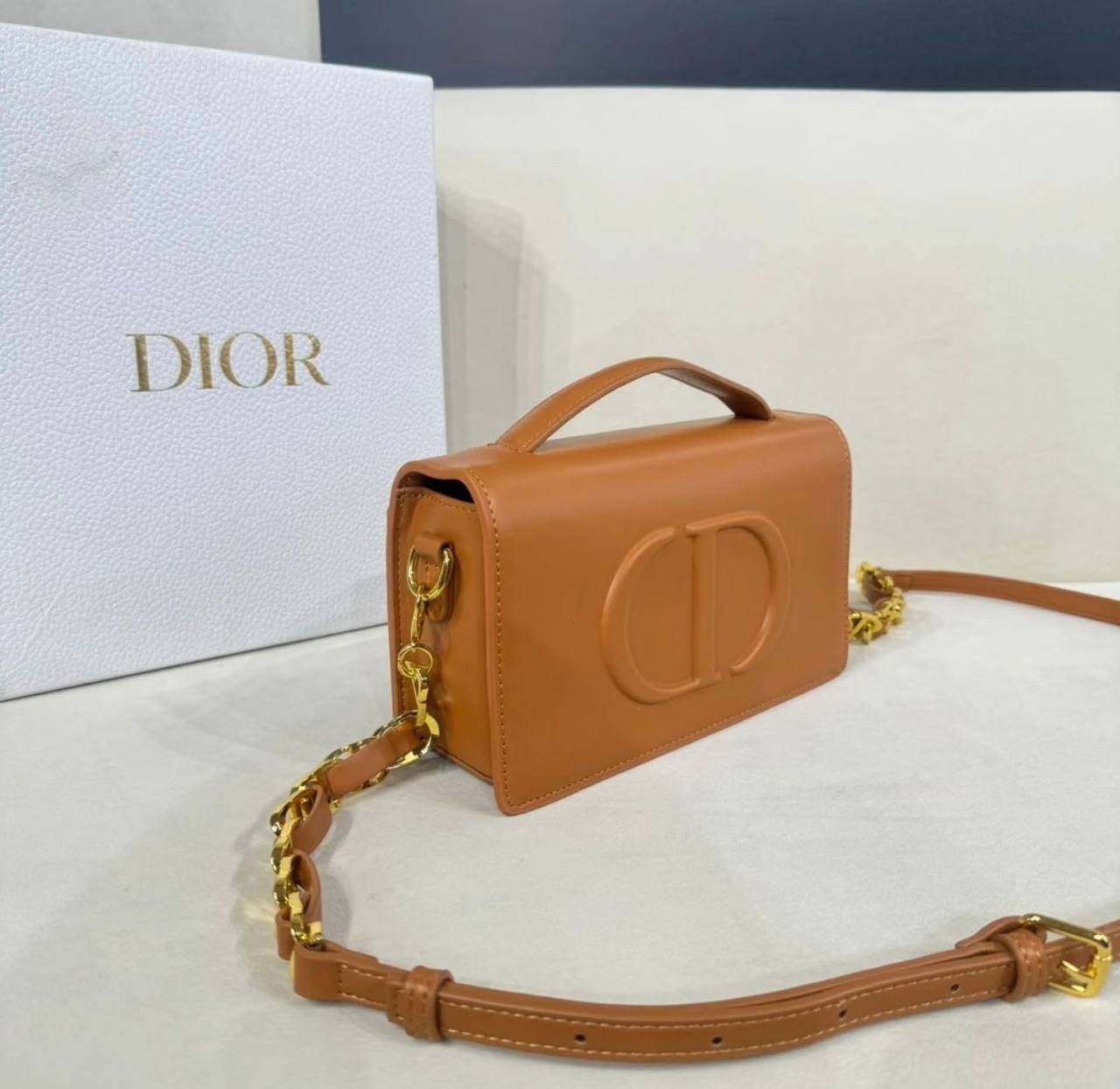 DIOR 
GOOD QUALITY 

WITH BOX 
🎁🎁🎁

95 dhs✅

Zain295
♥️♥️♥️