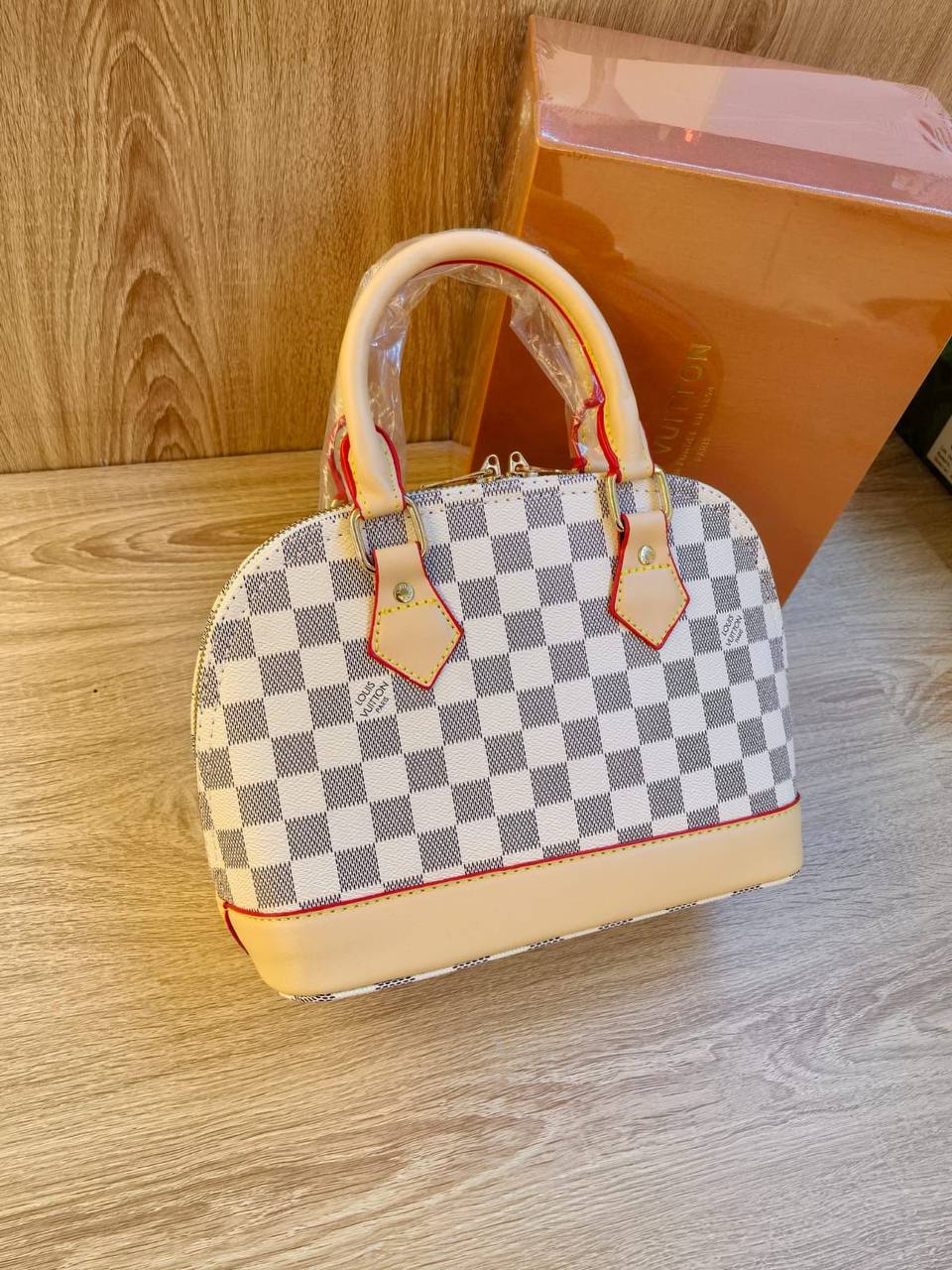 LV
Alma 
Good Quality 
With Box 
🎁🎁🎁

90 dhs✅

Zain250
♥️♥️♥️