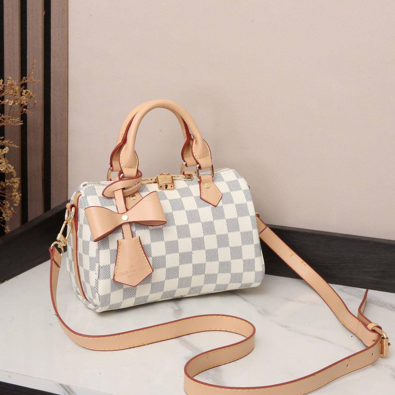 LV
110 dhs🌺
with box 📦 
Size. 20 cm 

Zain175
♥️♥️♥️